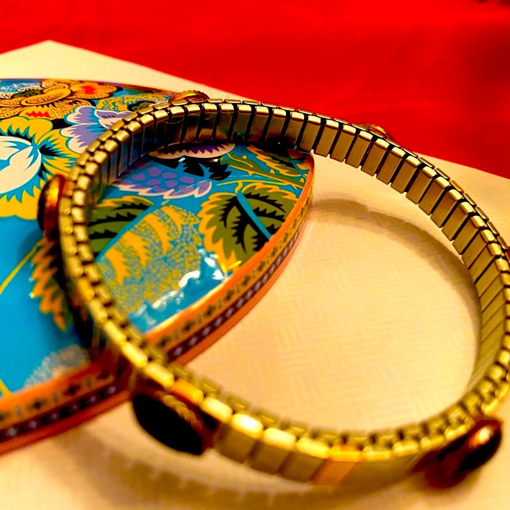 Silver tone stretch bracelet with gold tone accents. Acrylic black stones